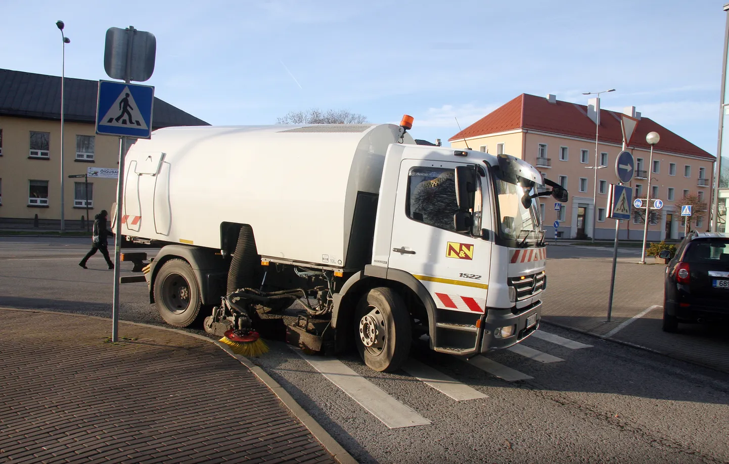 Esmaspäeva ennelõunal puhastas Jõhvi linna tänavaid firma N&V masin. Kes hakkab seda tööd tegema jaanuari keskpaigas, kui tänavatel pole mitte ainult tolm, vaid suure tõenäosusega ka lumi ja jää, on esialgu ebaselge.