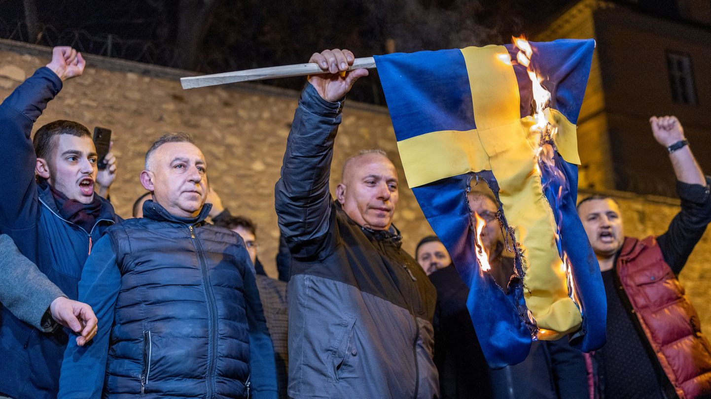 Koraani põletamine Stockholmis Türgi saatkonna juures tänavu jaanuaris vallandas Rootsi-vastased protestid islamimaades. Pildil põletavad mehed Rootsi lippu Istanbuli Rootsi konsulaadi juures.