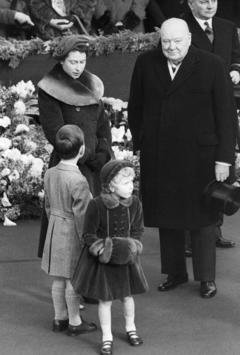 Elizabeth II ja Sir Winston Churchill ootavad Waterloo jaamas kuninganna ema naasmist Ameerika reisilt (24.11.1954). 