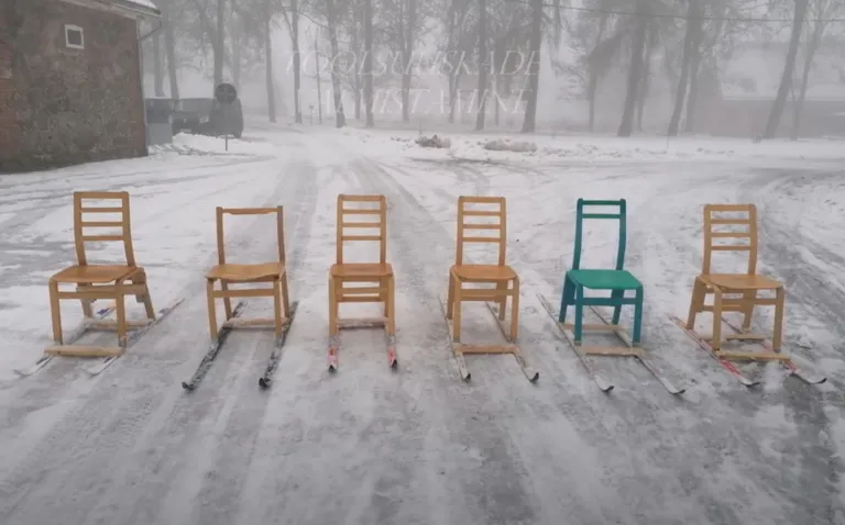 Kuvatõmmis Youtube'i videost. Seitse toolsuuska Lahmuse koolis.