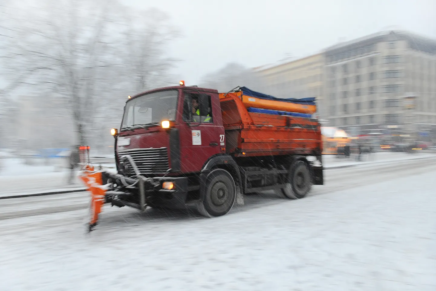 Sniega tīrītājs laukumā pie Brīvības pieminekļa.