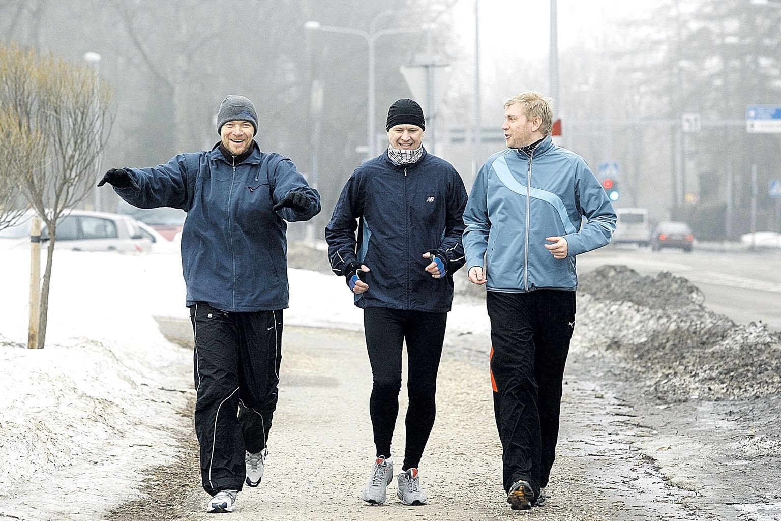 Nädalas jooksevad näitlejad Riho Kütsar (vasakult, 194 cm, 106 kg), Leino Rei (199 cm, 97 kg) ja Tanel Jonas (190 cm, 95 kg) 30–40 kilomeetrit. Tavaliselt jääb trenn pealelõunasesse aega, kui proov on lõppenud. Jooksumehi võib kohata ka Raadi mõisa kõrval kulgeval rattateel.