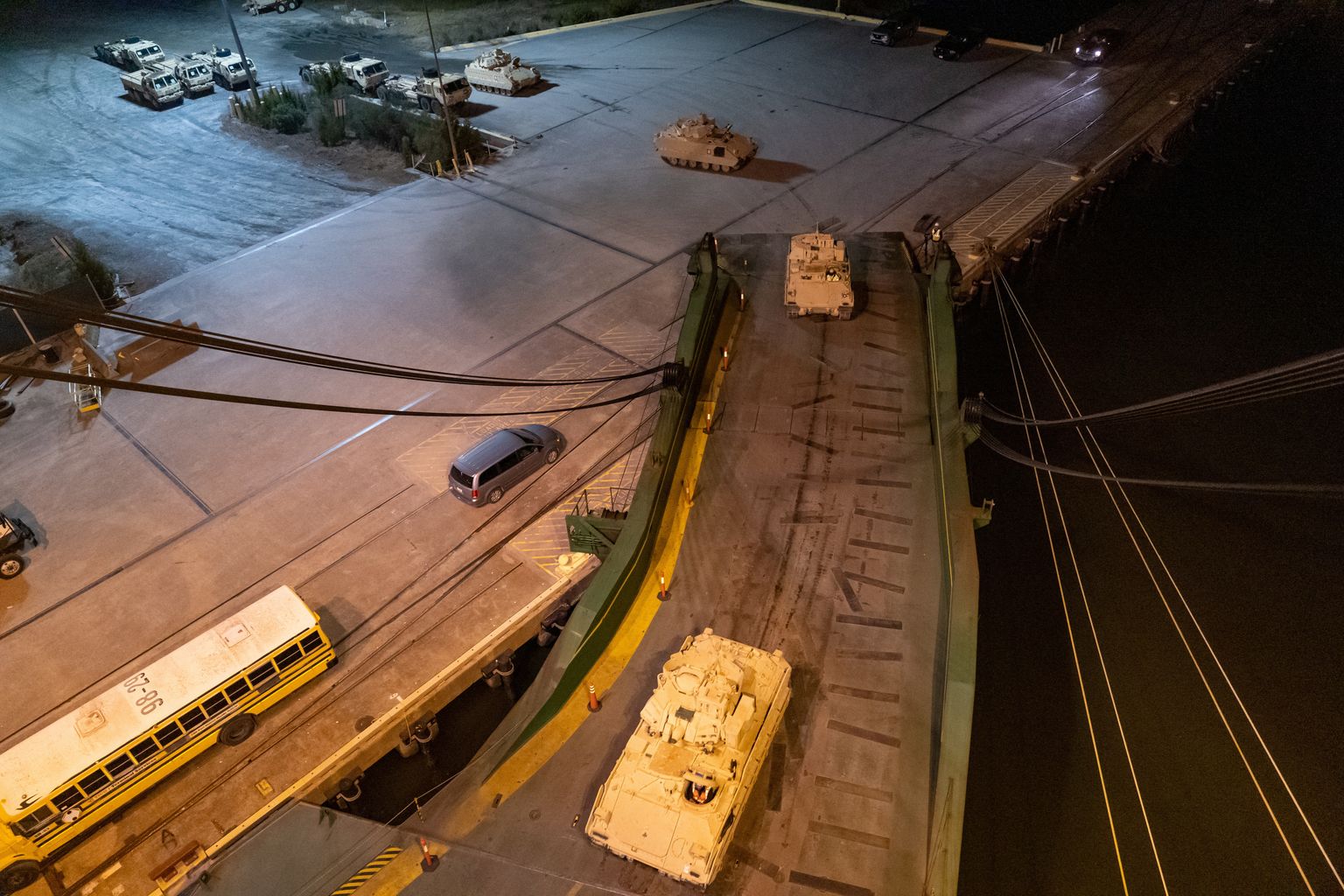 Ukrainasse saadetavaid Bradley lahingumasinaid laaditakse North Charlestonis laevale.