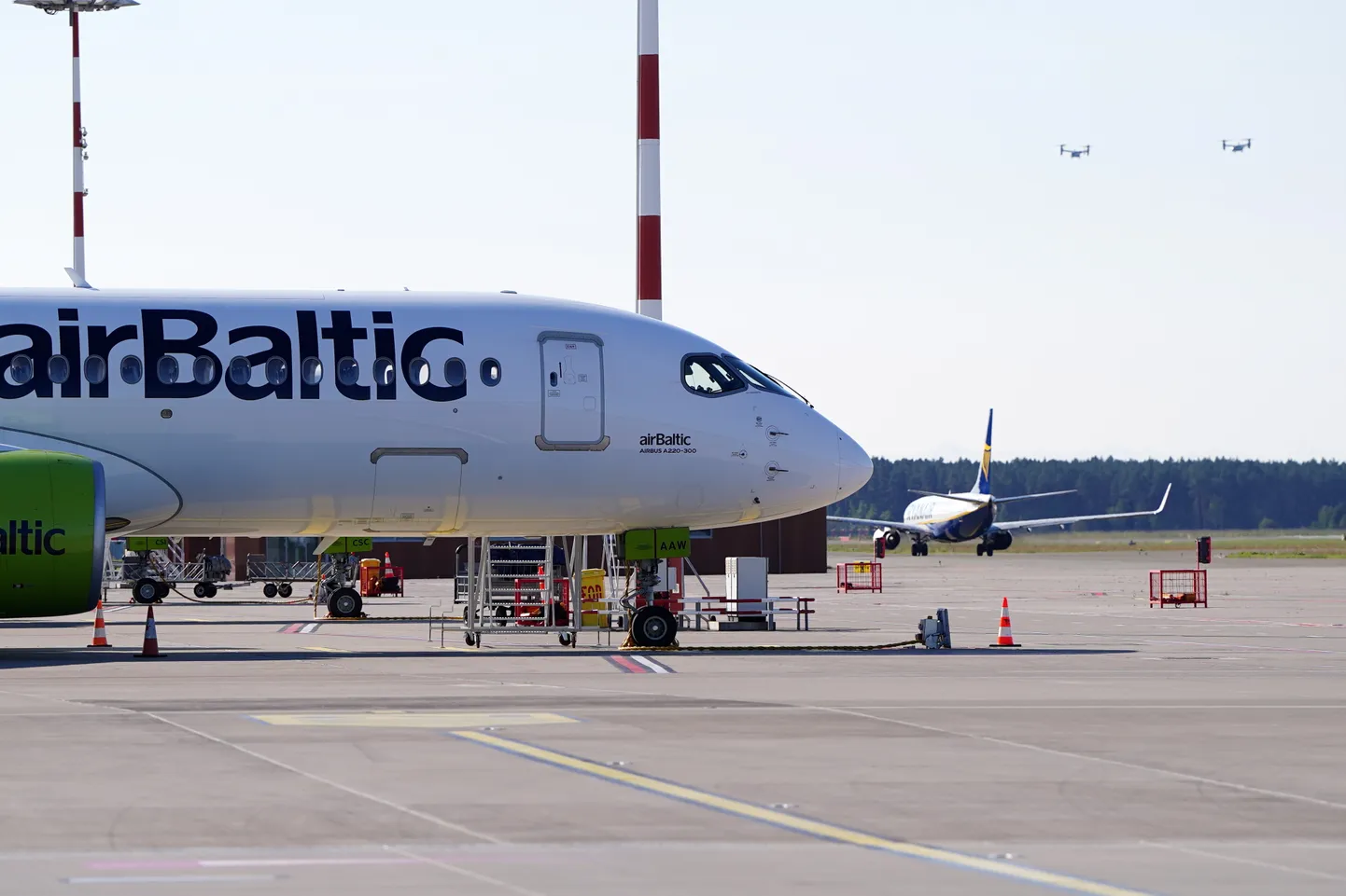 "airBaltic" lidmašīna Starpautiskās lidostas "Rīga" lidlaukā.