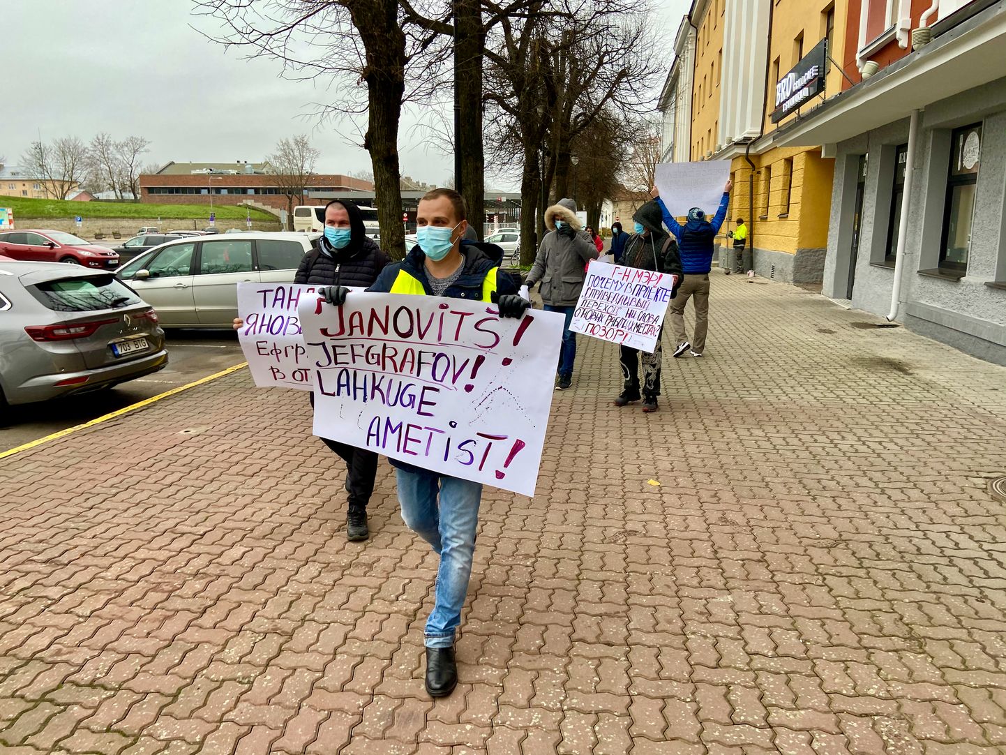 Enne eilset umbusaldushääletust ootas Narva saadikuid ees plakatitega pikett Narva linnapea Aleksei Jevgrafovi ja linnavolikogu esimehe Irina Janovitši vastu.