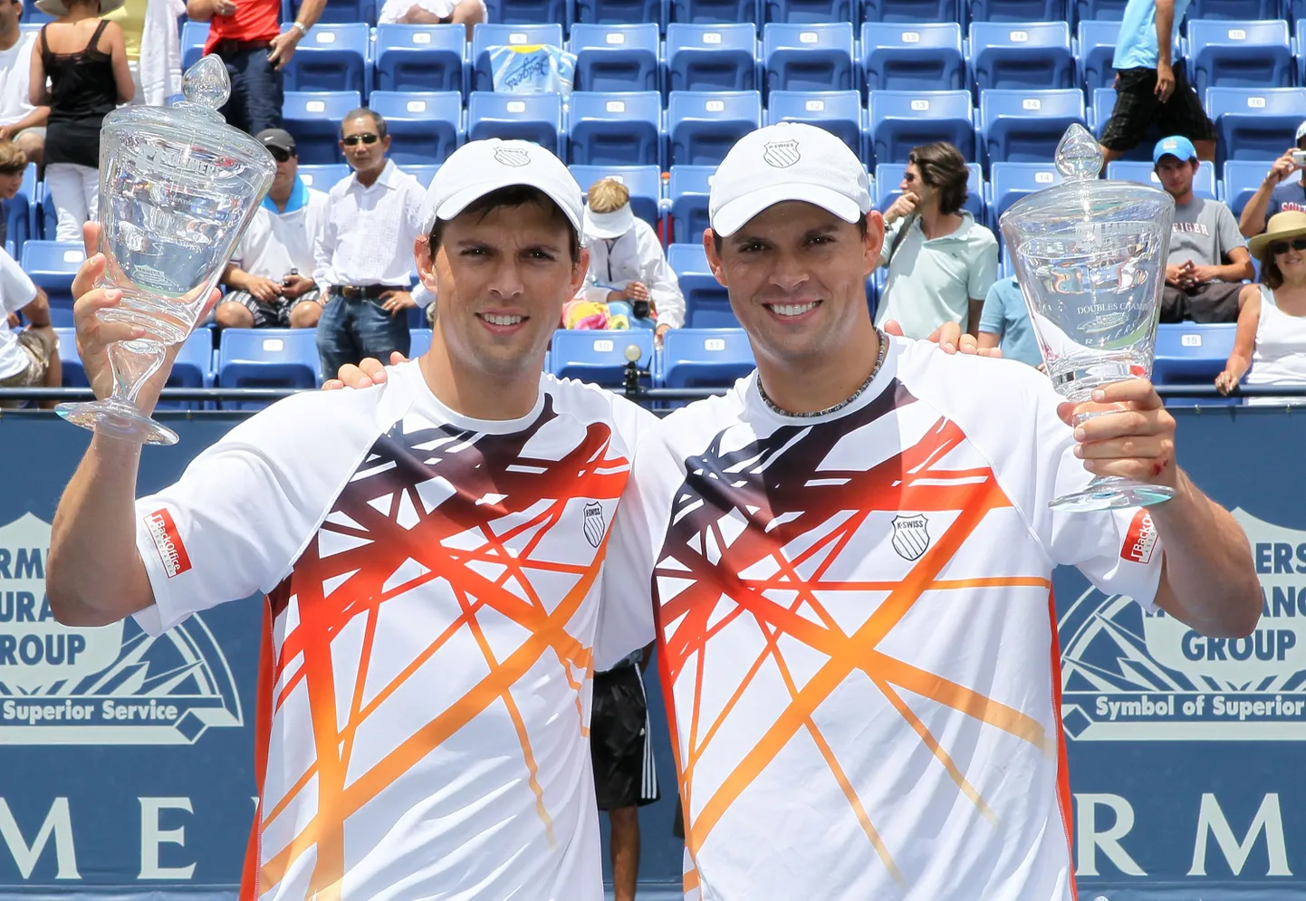 Mike Bryan (vasakul) ja tema kaksikvend Bob Bryan