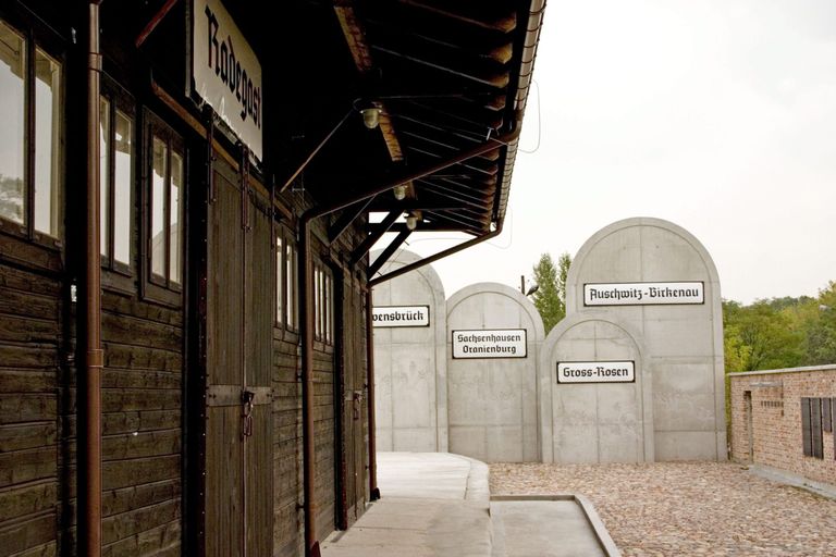 Stutthofi koonduslaagri asukohas paiknevad mälestusmärgid.
