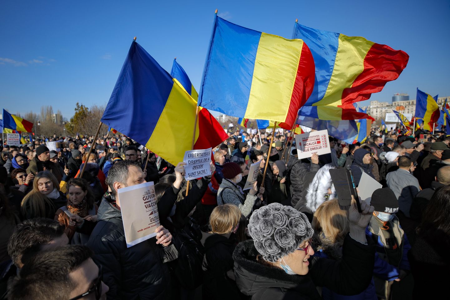Vaktsineerimisvastaste meeleavaldus Rumeenia pealinnas Bukarestis 7. märts 2021.
