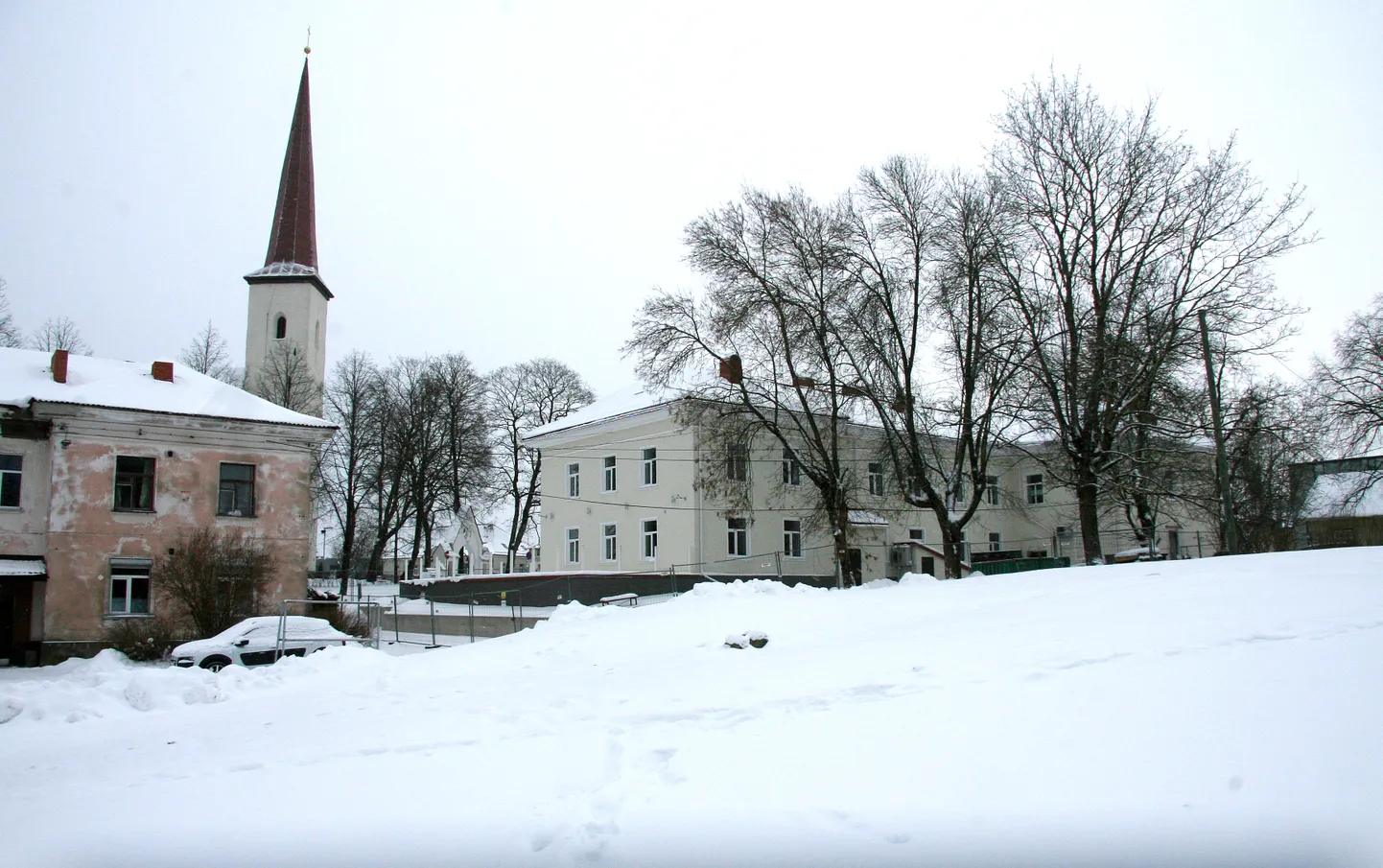 Üürimaja võimaliku asukohana pakub vald välja riigile kuuluva maatüki linna südames aadressil Viru tn 5b. Elamu võiks koosneda 75st ühe- kuni neljatoalisest korterist, mille suurus jääks vahemikku 32-90 m².