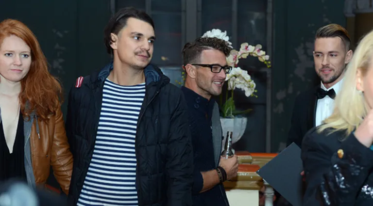 Modes festivāla "Riga Fashion Mood" ballītē Karlīna Vītoliņa (no kreisās), modes dizaineris Reinis Ratnieks un IT speciālists Sandris Jarbušs