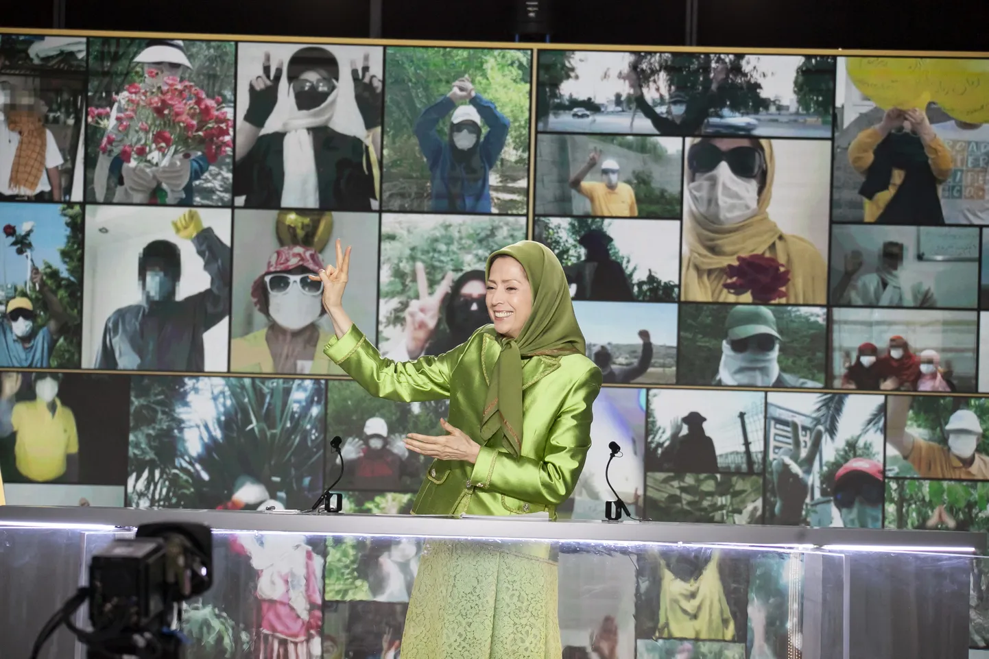 Iraani vastupanuliikumise juht Maryam Rajavi tervisas Pariisi eeslinnnas Auvers-Sur-Oise's enam kui kuuekümnest riigist oma toetus avaldama tulnud poliitikuid ja riigimehi. Oma kõnes valgustas Rajavi olukorda Iraanis ning meenutas oma kümnepunktilist inimõigustele rõhuvat tegevusplaani.