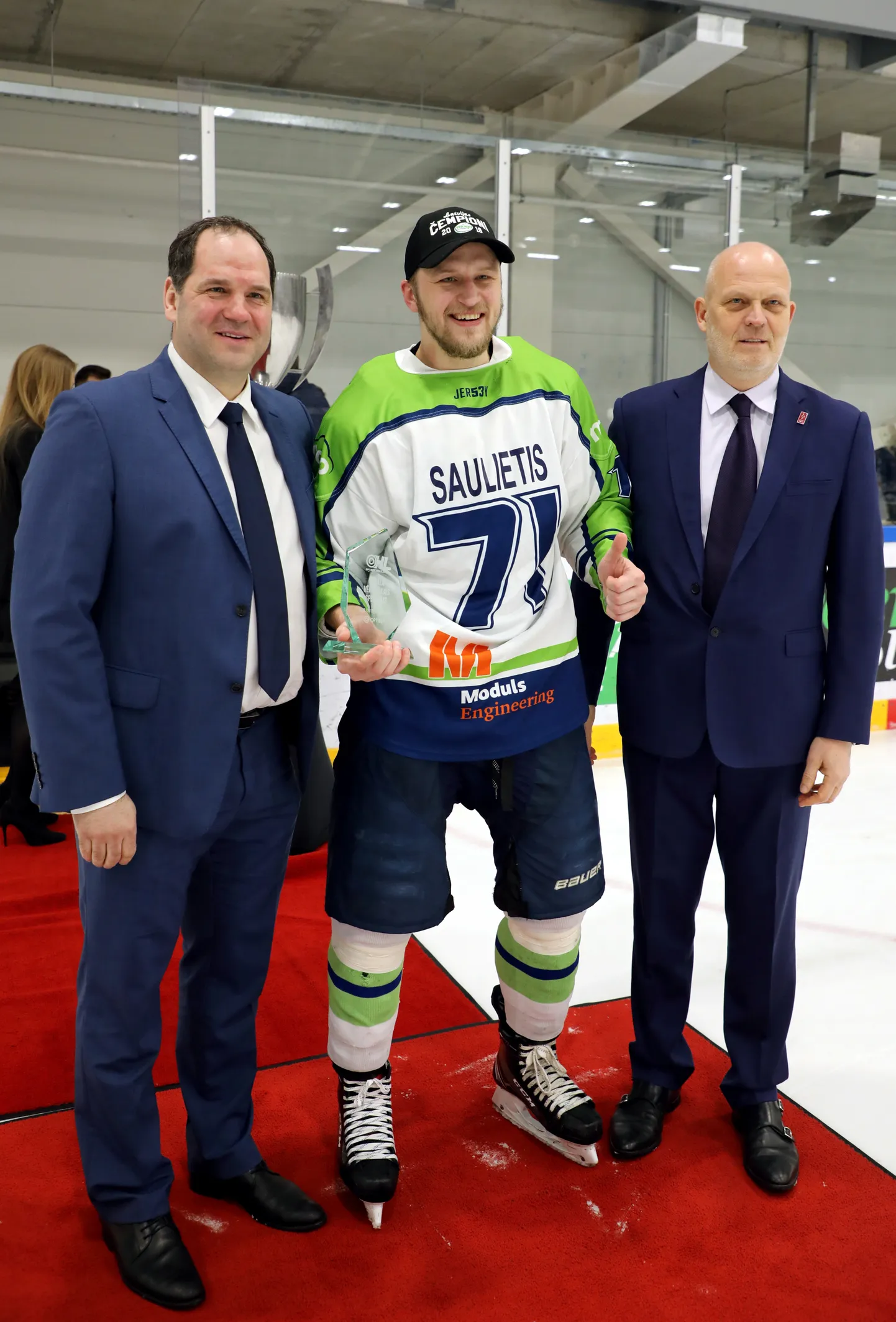 Kaspars Saulietis (pa vidu)