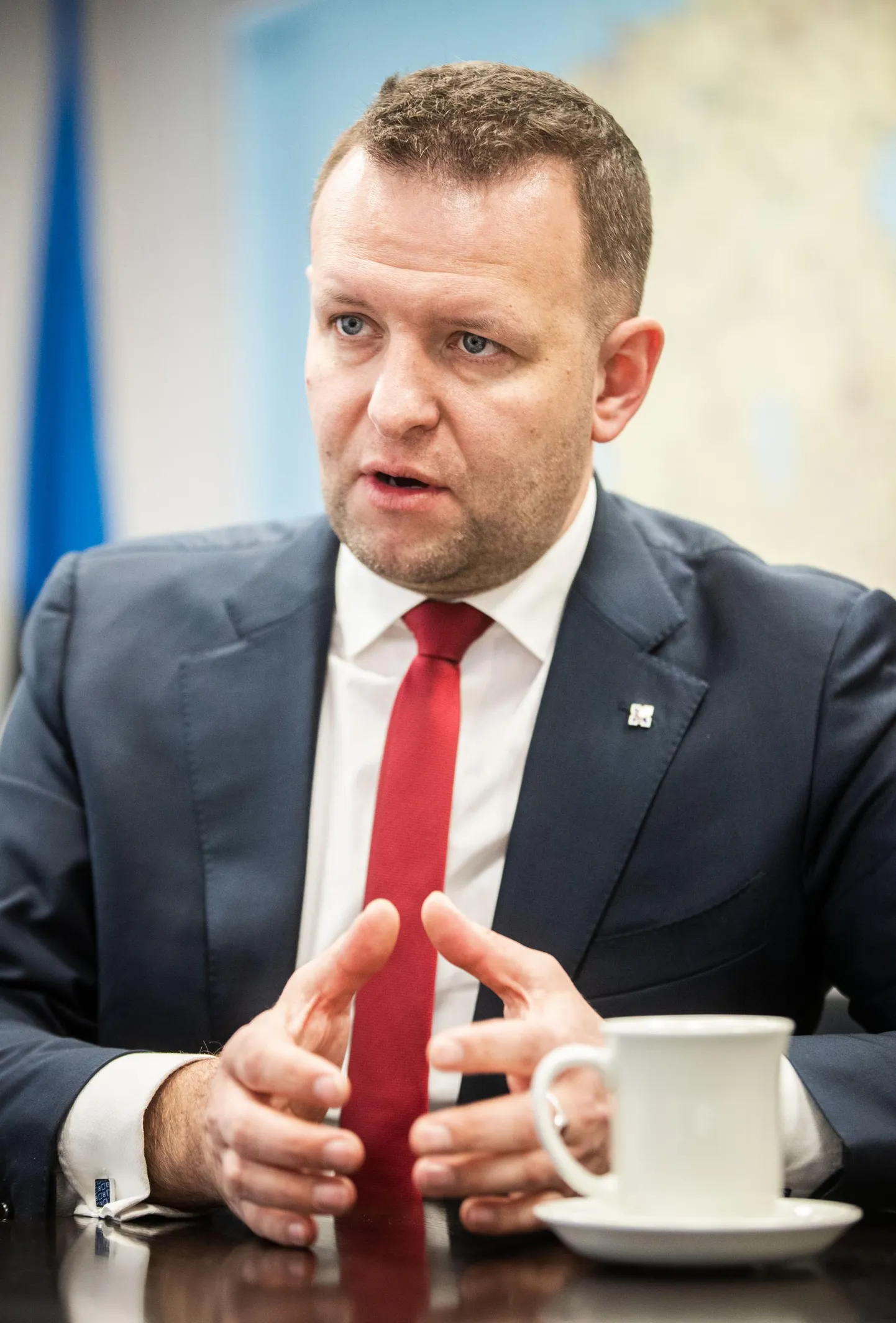 Siseminister Lauri Läänemets ütleb, et mõnikord võib tekkida küsimusi, kas Ida-Ukrainast tulev isik on ikka põgenik, ja on ka neid, kes ei peaks siin olema ega põgenikustaatust omama.
