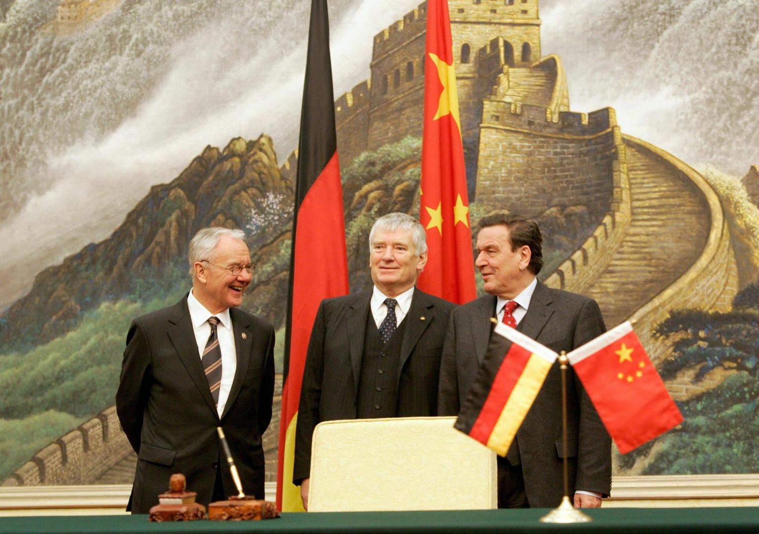Saksamaa tollased juhtivad sotsiaaldemokraadid – liidukantsler Gerhard Schröder (paremalt), siseminister Otto Schily ja transpordiminister Manfred Stolpe – sõlmisid detsembris 2004 Pekingis 17 Saksa-Hiina kaubanduslepingut.