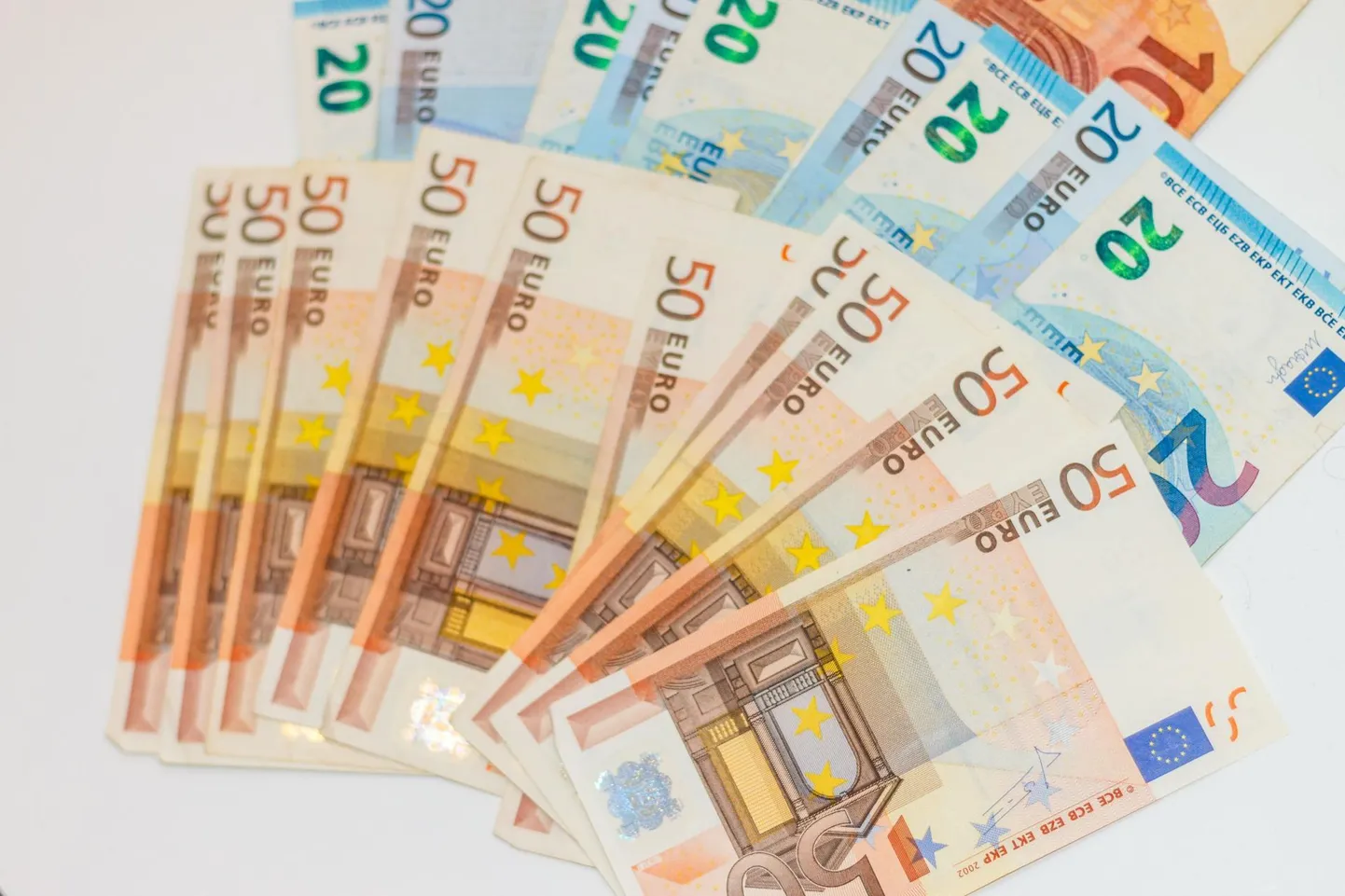Sotsiaalkindlustusameti hüvitiste osakonna juhi Kati Kümniku sõnul makstakse suurem osas toitjakaotuspensionitest välja siiski 5. kuupäeval ja peretoetused 7. kuupäeval.