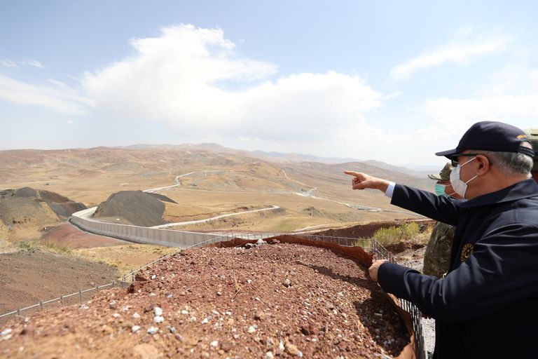 Kaitseminister Akar Türgi-Iraani piiril.