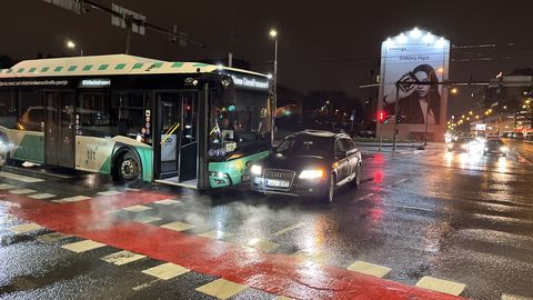 FOTOD ⟩ Tallinna kesklinnas põrkasid kokku liinibuss ja sõiduauto