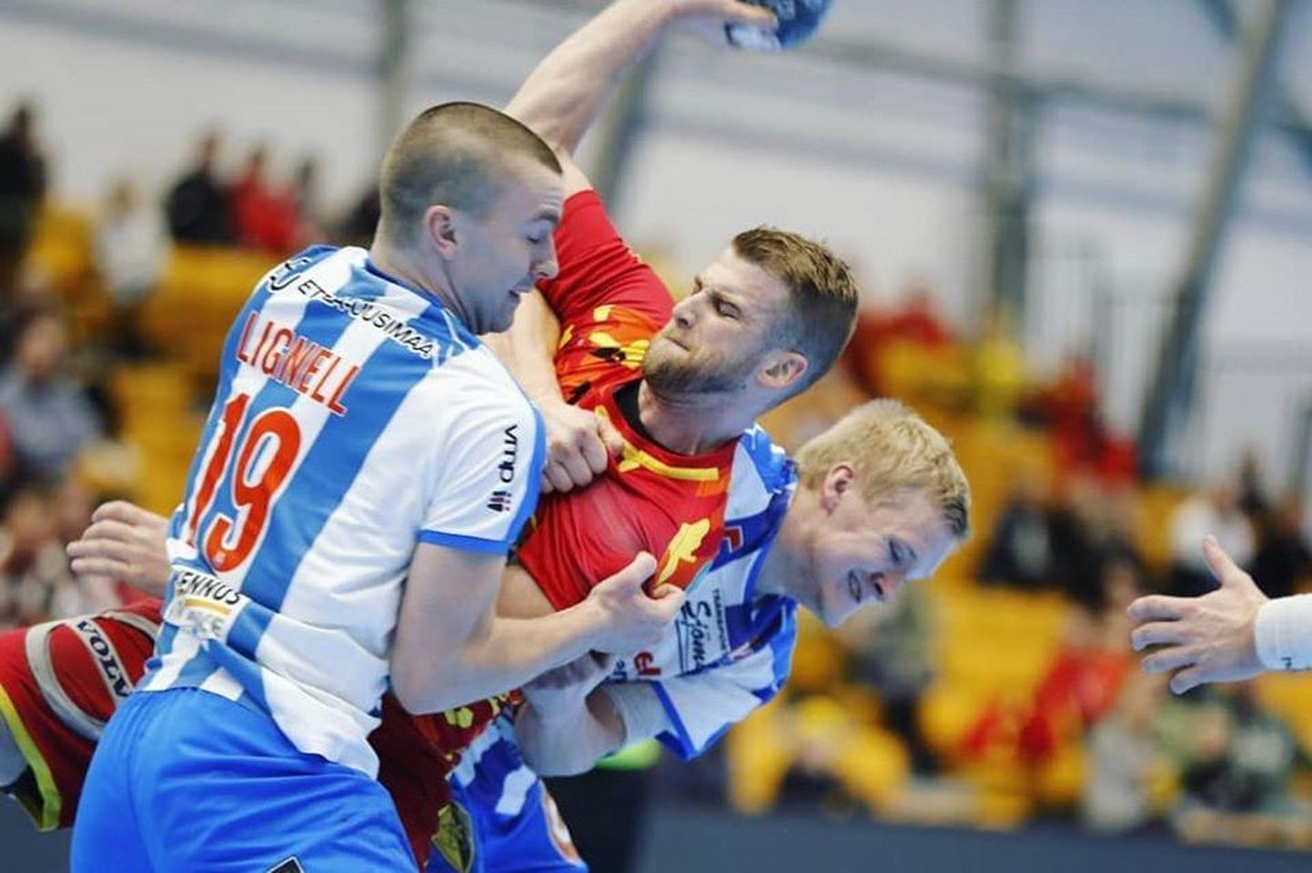 Soome viimaste aastate tituleerituim käsipallimeeskond Riihimäe Cocks jääb selle aasta karikafinaalist eemale. Karjaa BK-46 (sinivalges) pallurid panid paremuse "kukkede" vastu poolfinaalis maksma kahe lisaaja järel.