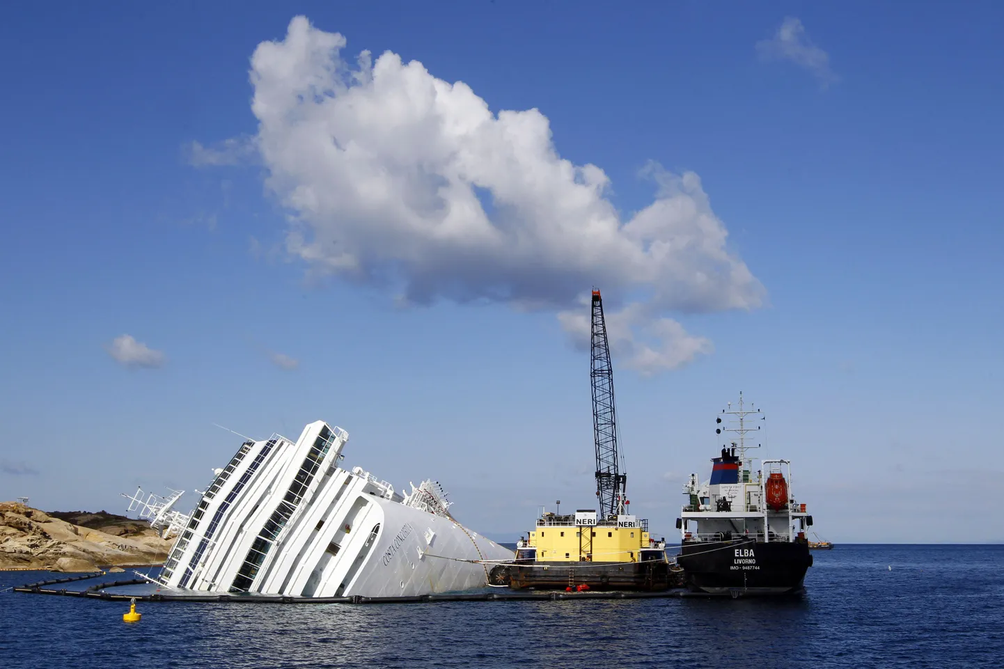 Naftatanker Elba (paremal) ja naftakogumisplatvorm Meloria (keskel) Costa Concordia vraki kõrval.