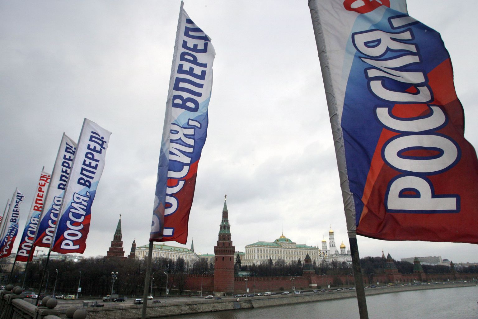 Vaade Kremlile üle Moskva jõe. Esiplaanil on lipud «Venemaa,edasi!».