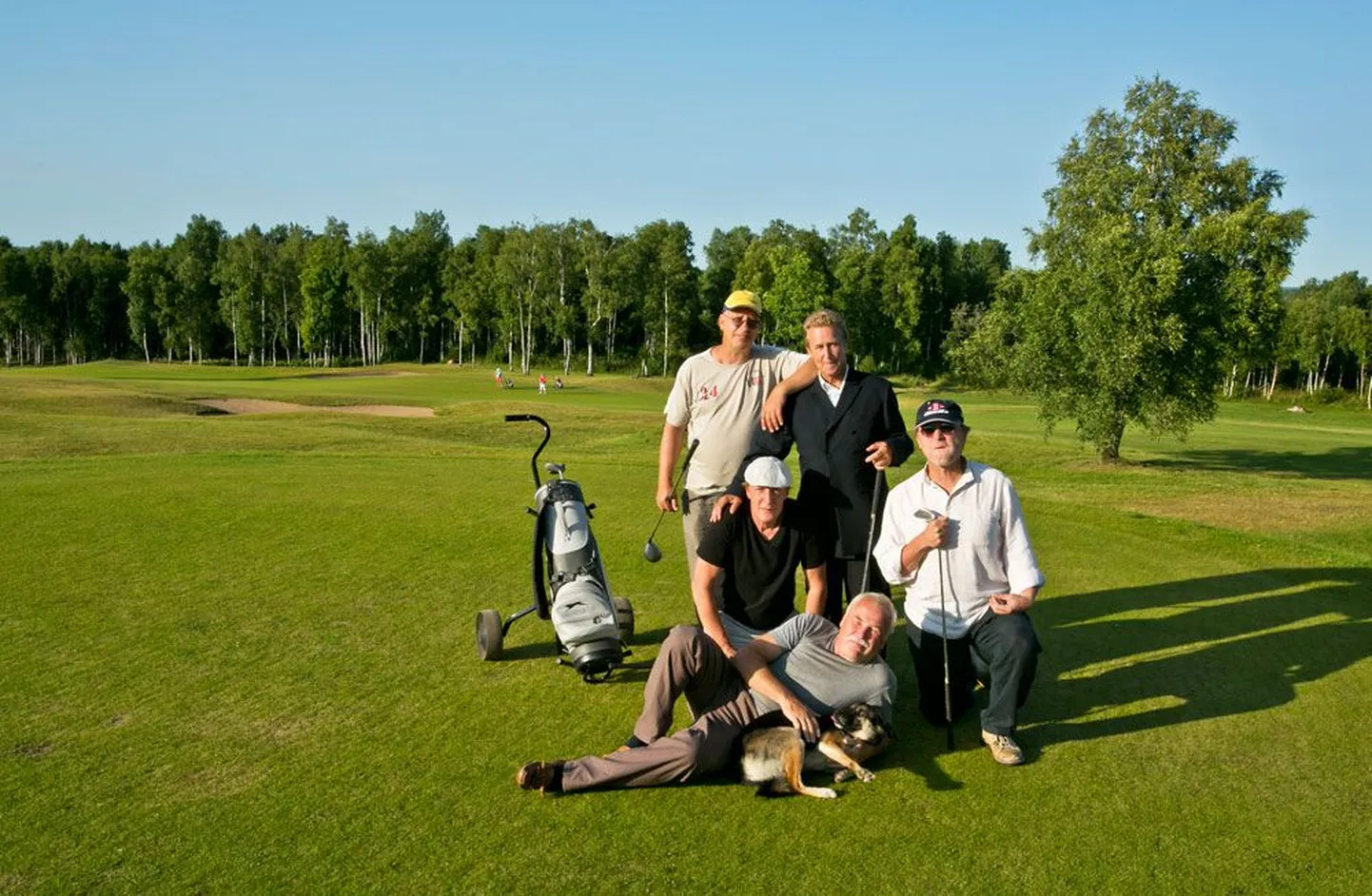 Proovi vaheajal: ees Jõelähtme golfikeskuses etenduva «Neljakesi paaris» lavastaja Vello Janson oma koera Anubisega, taga näitlejad Raivo Rüütel, Lauri Nebel, Egon Nuter ja Sulev Teppart.