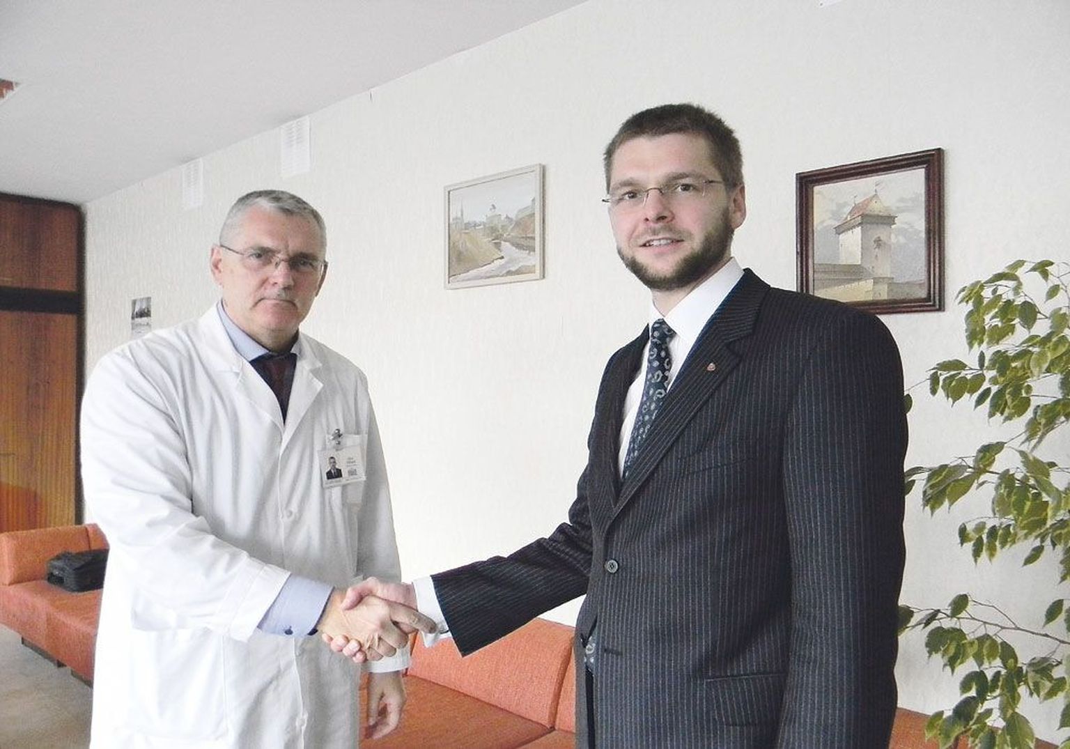Евгений Осиновский на встрече с главным врачом Нарвской больницы Олевом Силландом.