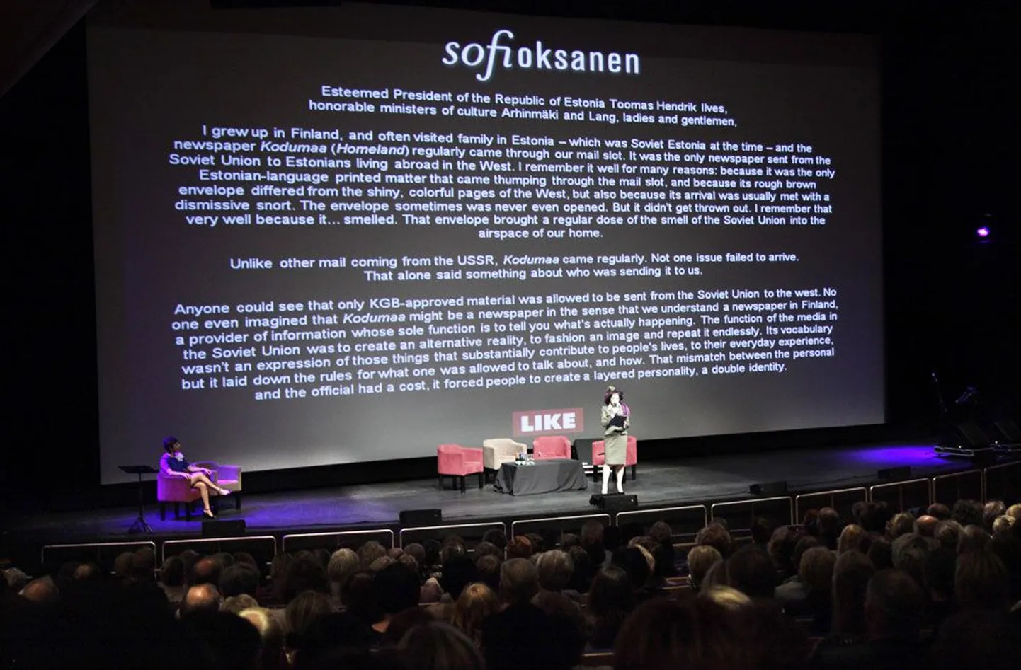 Sofi Oksanen Tallinnas Nokia kontserdisaalis tutvustamas oma uut teost «Kun kyyhkysed katosivat».