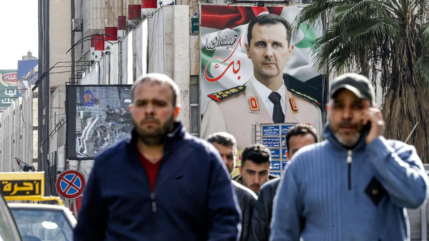 Süüria pealinna Damaskuse tänaval jalutavate inimeste kohal kõrgub presidendi Bashar al-Assadi hiiglaslik sõjaväemundris portree. Tema diktatuurirežiimi piinamisvõtted on nõudnud alates araabia kevade protestide lahvatamisest tuhandete inimese elu.