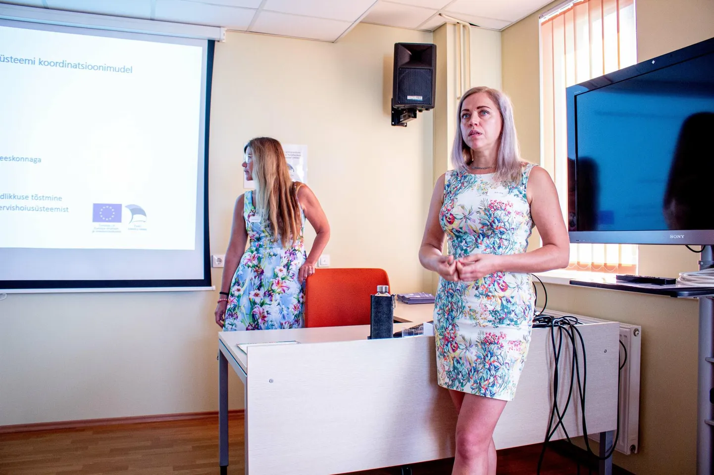 Valgamaa hoolduskoordinaator Kristi Napast (vasakul) ja projektijuht Aile Org leiavad, et koordinaator võiks olla igas vallas, kuna maakond on ühele töötajale liiga suur piirkond.