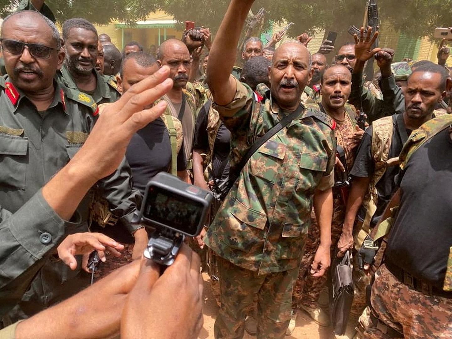 Sudaani armee kindral Abdel Fattah al-Burhan oma sõdurite keskel.
