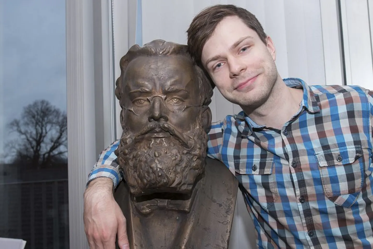 Sakala aasta töötaja preemia saanud arvamustoimetaja Karl-Eduard Salumäe leiab, et ajakirjanikutööd tehes ei tohi muutuda kibestunuks ning ka kriitikat tehes tuleb säilitada viisakas joon.