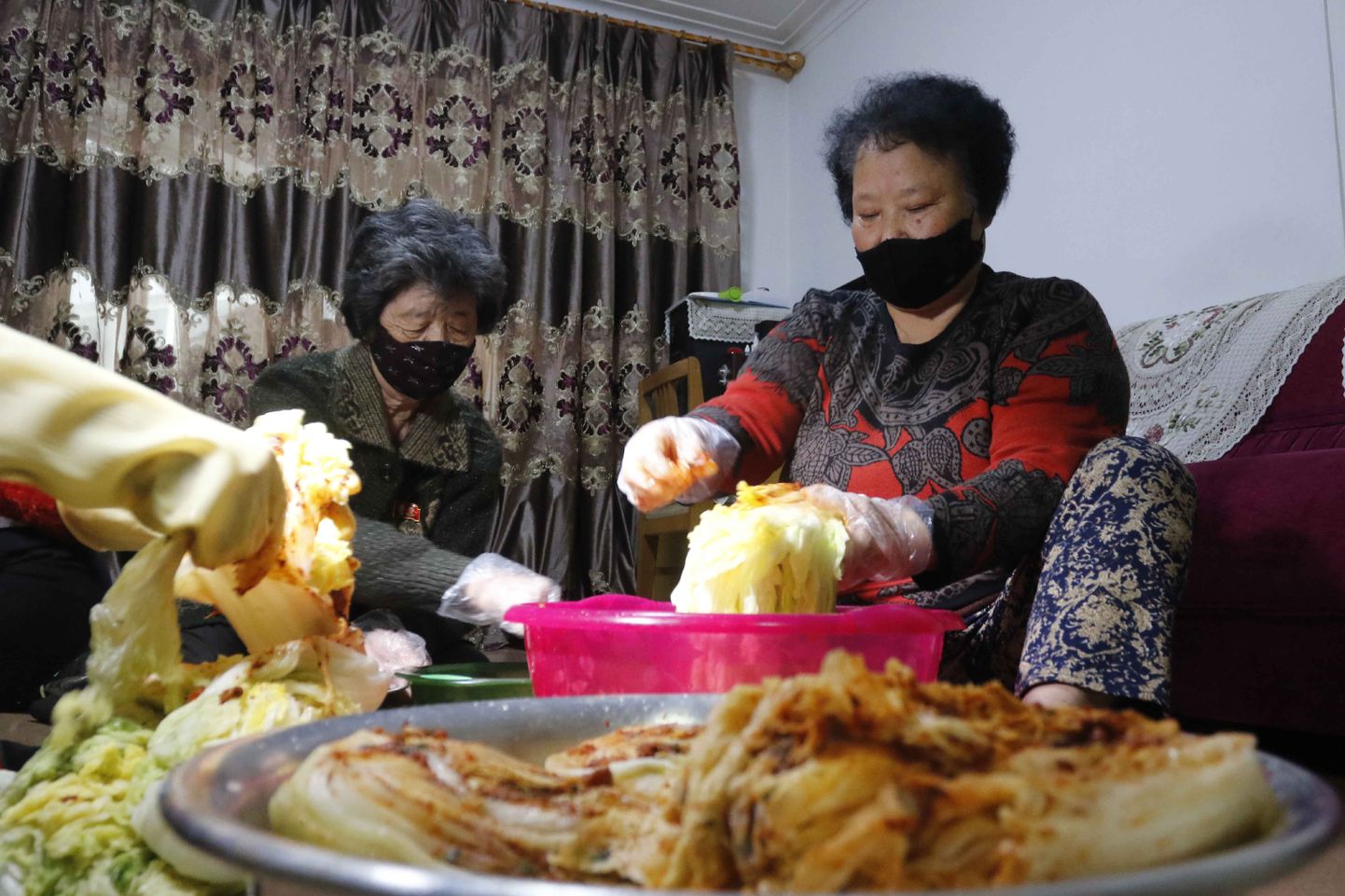 Perekond valmistab talveks kimchit oma kodus Somun-dongis, Pyongyangis.
