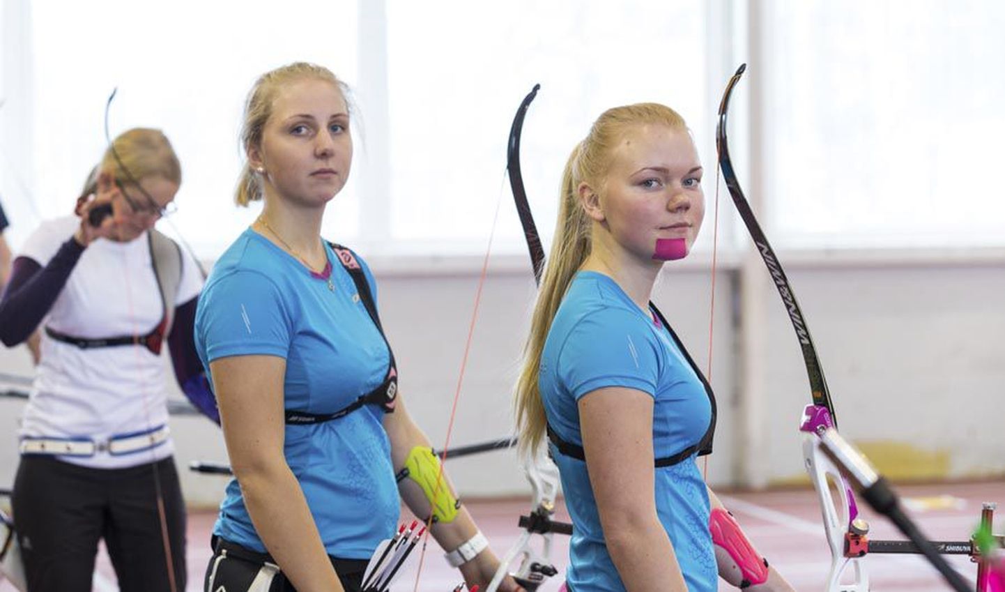 Laura Nurmsalu lõpetas Eesti sisemeistrivõistlused hõbemedaliga, Maris Tetsmann (paremal) teenis juunioride seas kulla.