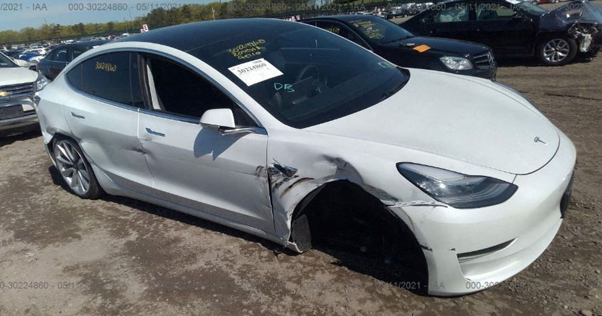 Mașinile Tesla tind să piardă roți, iar producătorul dă vina pe șoferi