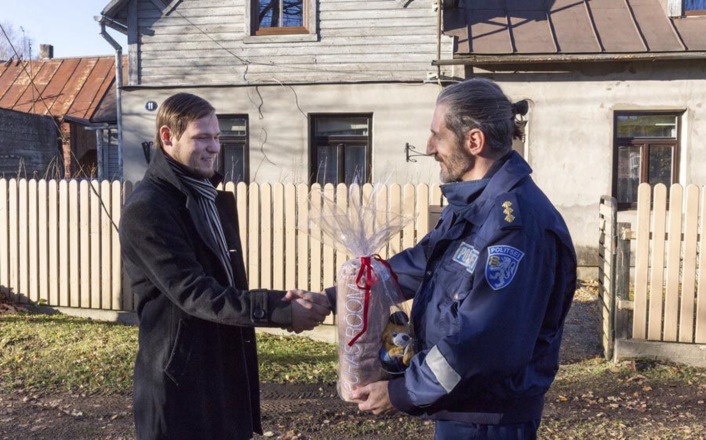 Viljandi politseijaoskonna piirkonnavanem Meelis Lill andis Gunnar Ojale tähelepanelikkuse ja abivajaja märkamise eest politsei meene ning sõnas, et tegu oli väga mehine.