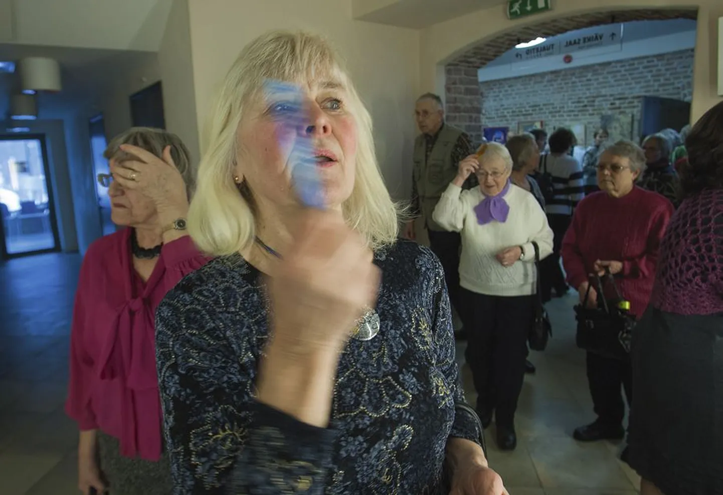 Viljandi pensionäride teatriklubi naised eesotsas Silvi Roosmaga seavad Pärimus­aida peeglite ees oma soengud korda ja lähevad suurde saali Marko Matverega kohtuma.