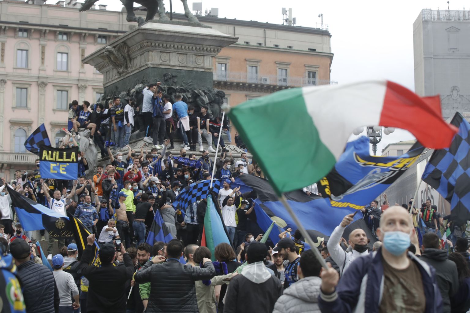 Milano Interi fännid tähistavad Itaalia jalgpallimeistriks tulekut Piazza Duomo väljakul Milanos.