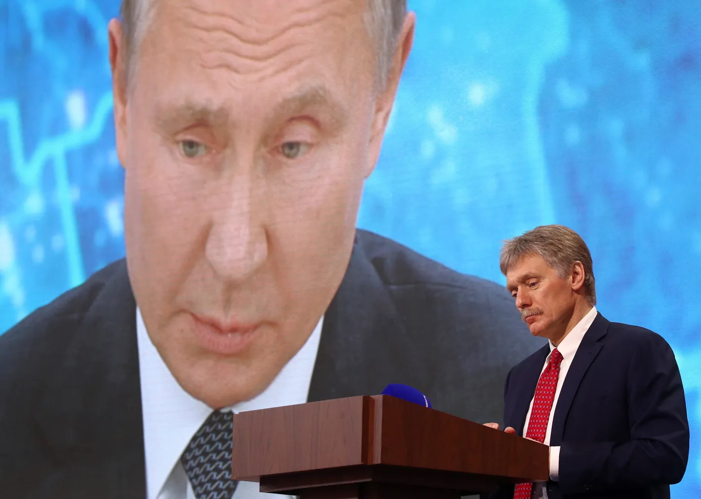 Venemaa presidendi kõneisik Dmitri Peskov kuulamas Vladimir Putini kõnet iga-aastasel pressionverentsil 17. detsembril.