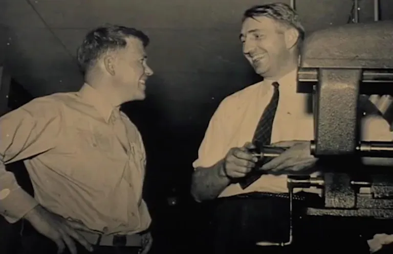 18. august 1947
William Hewlett ja David Packard (paremal), kelle esimeseks ühiselt loodud tooteks 1938 aastal olid heligeneraatorid (ostsillaatorid), mille nad müüsid müstiliste helide tekitamiseks Walt Disney stuudiotele.