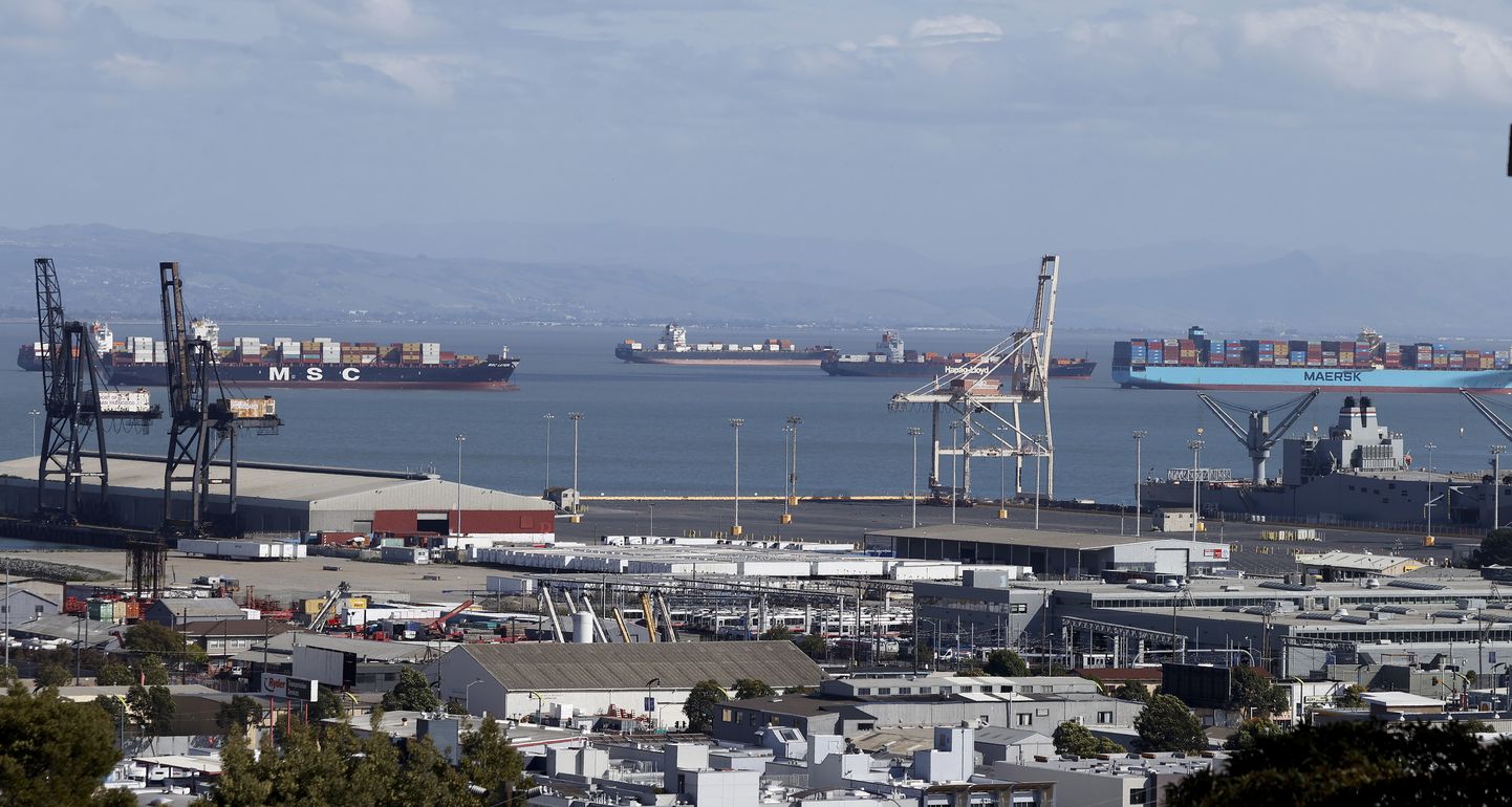 Ummik merel: lossimist ootavad konteinerilaevad Oaklandi sadama reidil San Francisco Bay's. Koroonapandeemia tõttu ei ole Los Angelese piirkonnas piisavalt sadamatöölisi ja rekajuhte, kes suudaks muutunud nõudlusega kasvanud Aasia kaubavoogu laevadelt ameeriklasteni toimetada.