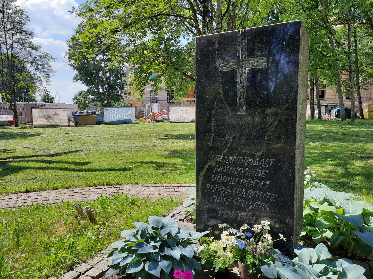 Represseeritute mälestuskivi asub Viljandi mõisapargis kahe suure ehitustöö vahel.