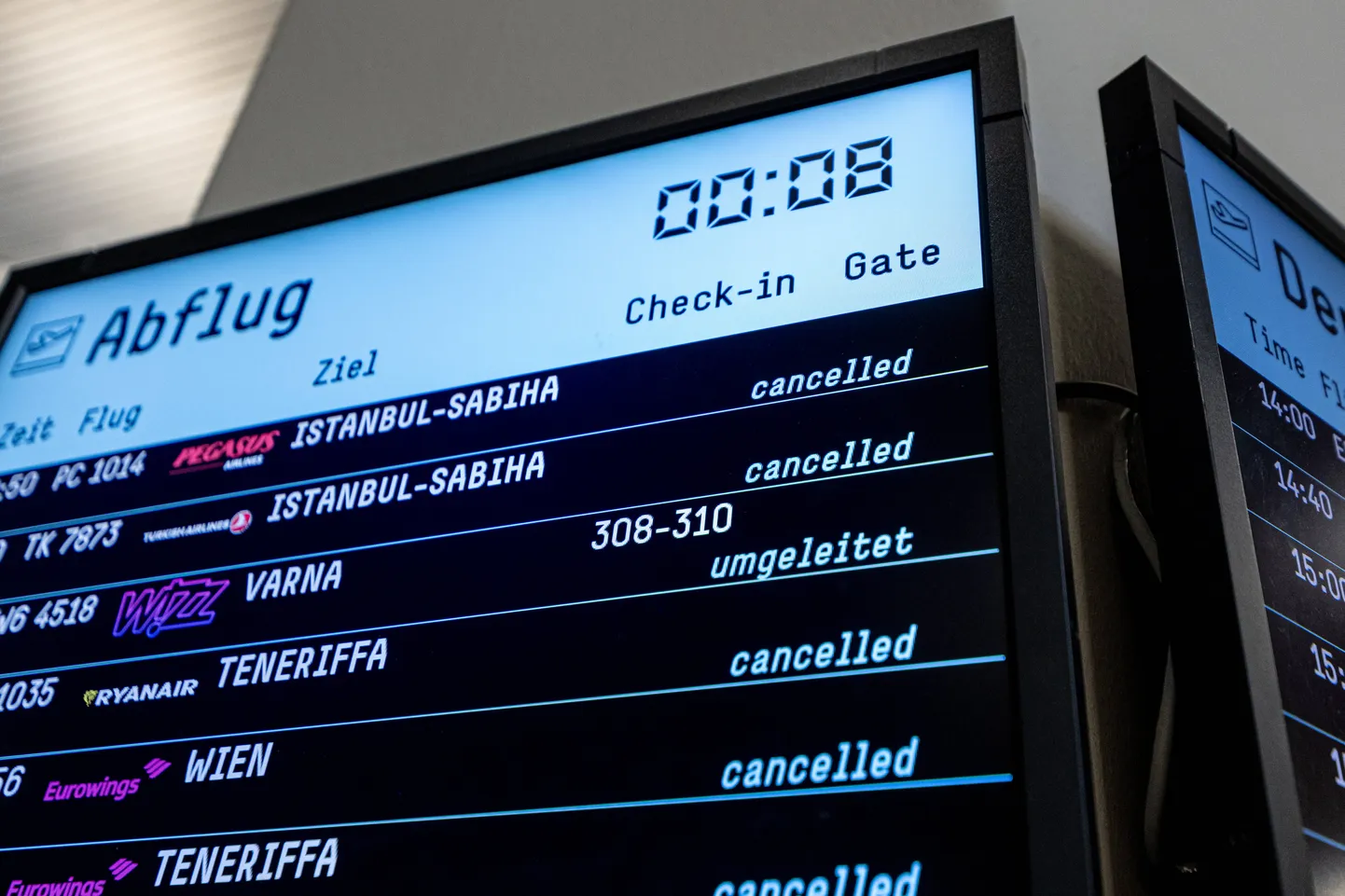 В Германии отменят более тысячи рейсов из-за забастовки в 11 аэропортах.