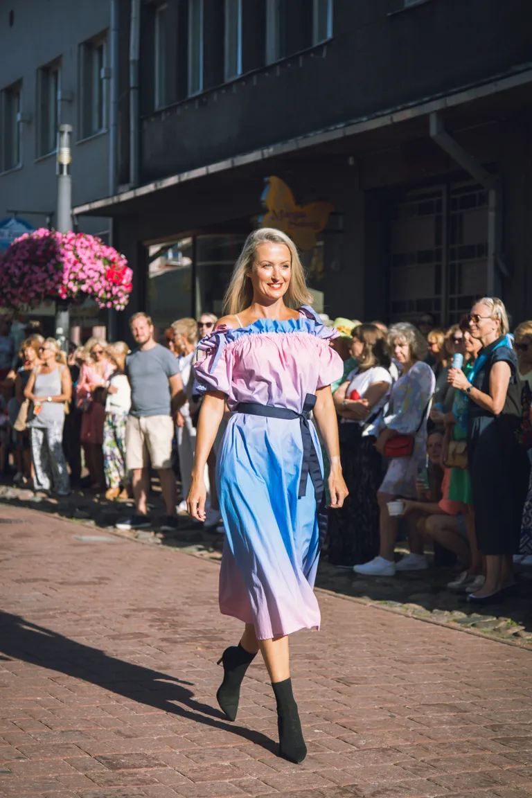 Miks äkki kõik õlgu näitavad? Sest Carmeni-kaelus on moehitt!