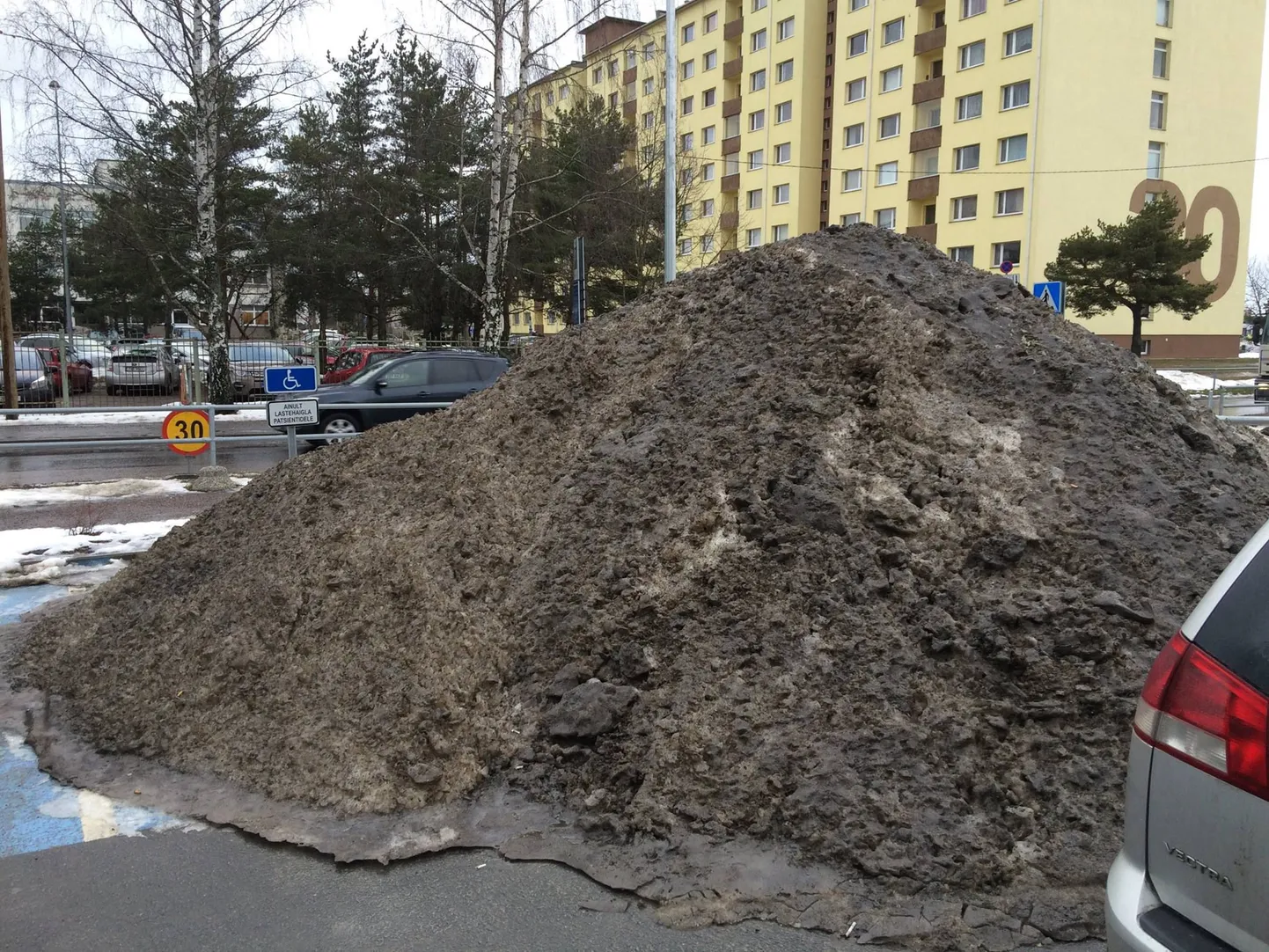 Парковка у Таллиннской детской больницы.