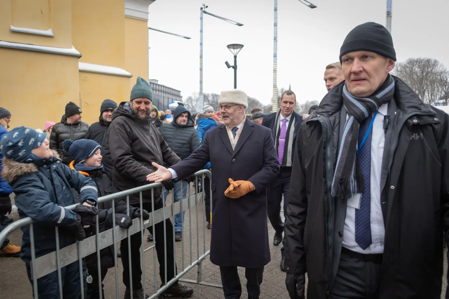 Politsei- ja piirivalve ameti isikukaitse büroo vabariigi presidendi kaitsetalituse juht Marko Reisel (esiplaanil paremal) turvab president Alar Karist kohtumisel rahvaga.