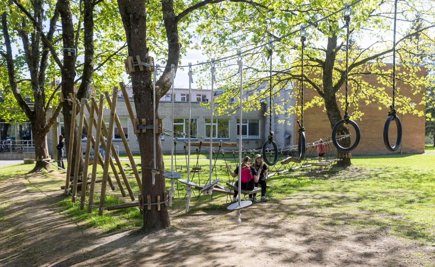 Kesk-Kaare tänaval Kaare kooli, täiskasvanute gümnaasiumi ning paari lasteaiarühma mahutav hoone on küll Viljandi ainus renoveerimata koolimaja, aga linnajuhtide hinnangul on see asendamatu.