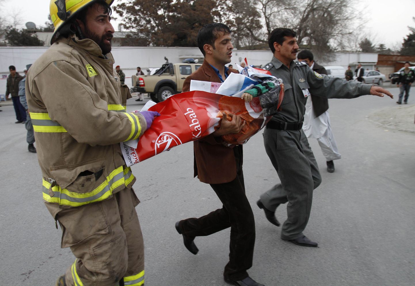Kabuli Finesti toidupoest kantakse välja suitsiiditerroristi ohvriks langenud lapse surnukeha.