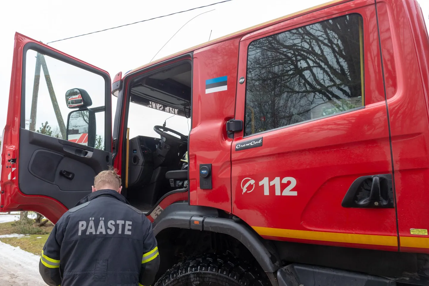 Petaaluse külas käivitus päästeoperatsioon suitsuga täitunud eluruumide tõttu.