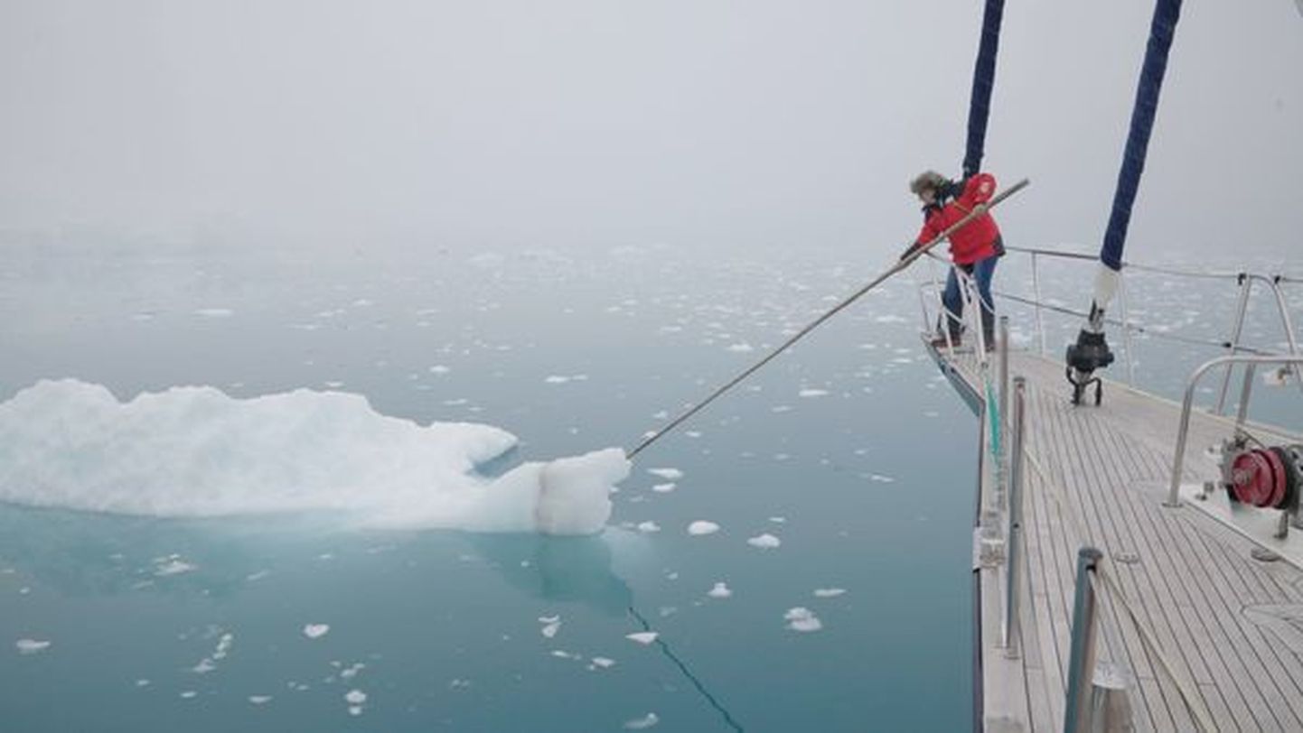Antarktika retkel lükkas pootsman Maris Pruuli poolakatelt saadud raske puust teibaga jääd laevast eemale