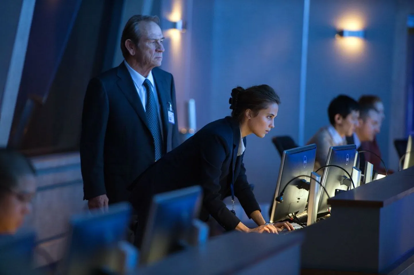 Директор Дьюи (Томми Ли Джонс) – прошлое ЦРУ, Хэзер Ли (Алисия Викандер) – его будущее.